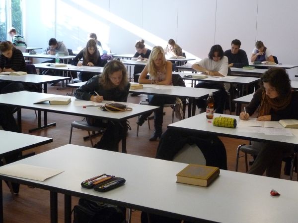 Certamen Turicense 2008: Schüler beim Schreiben